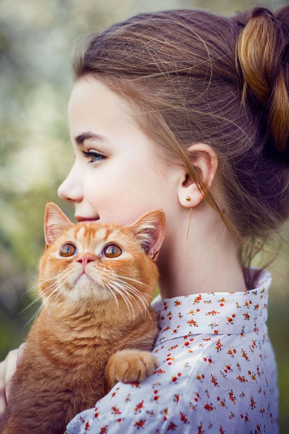 Красивая девушка с кошкой