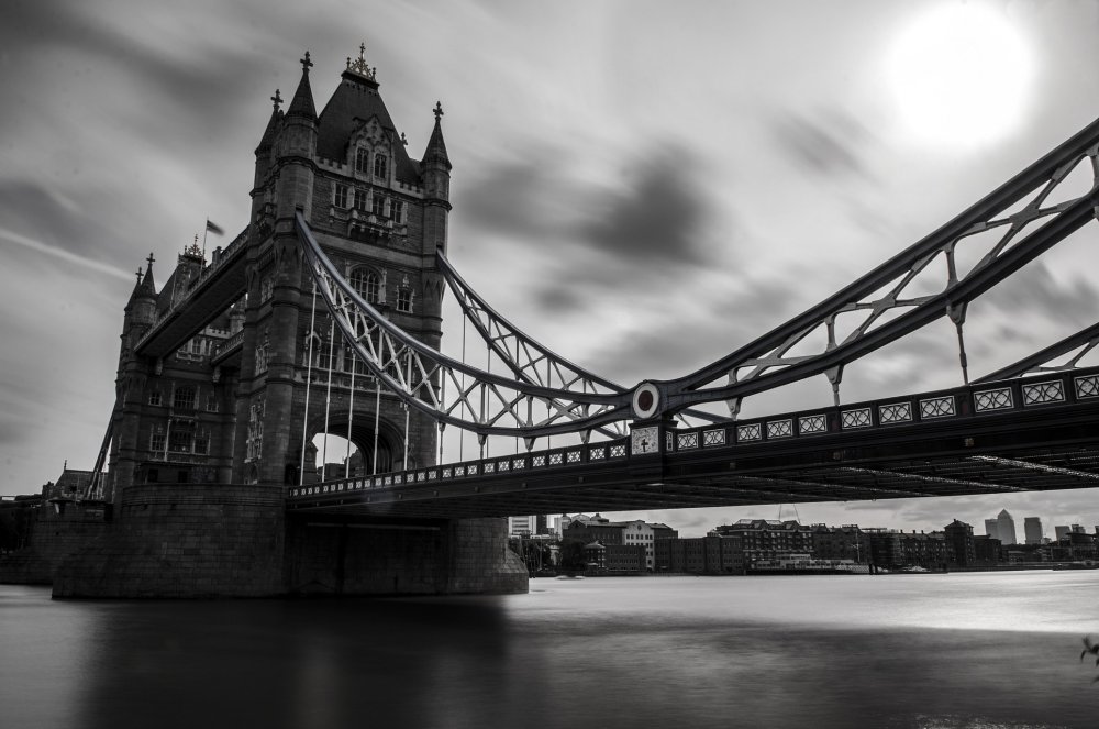 Мост в Лондоне Тауэр бридж черно белое
