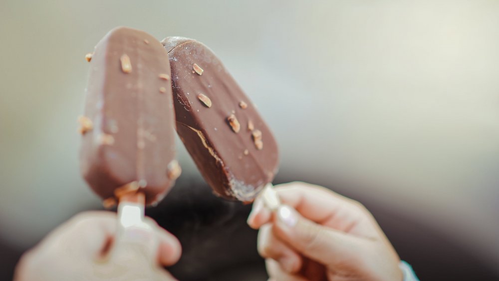 Шоколадное мороженое на палочке
