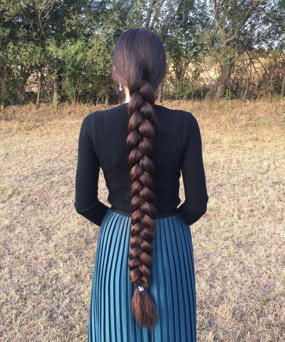 Девочка с длинными волосами