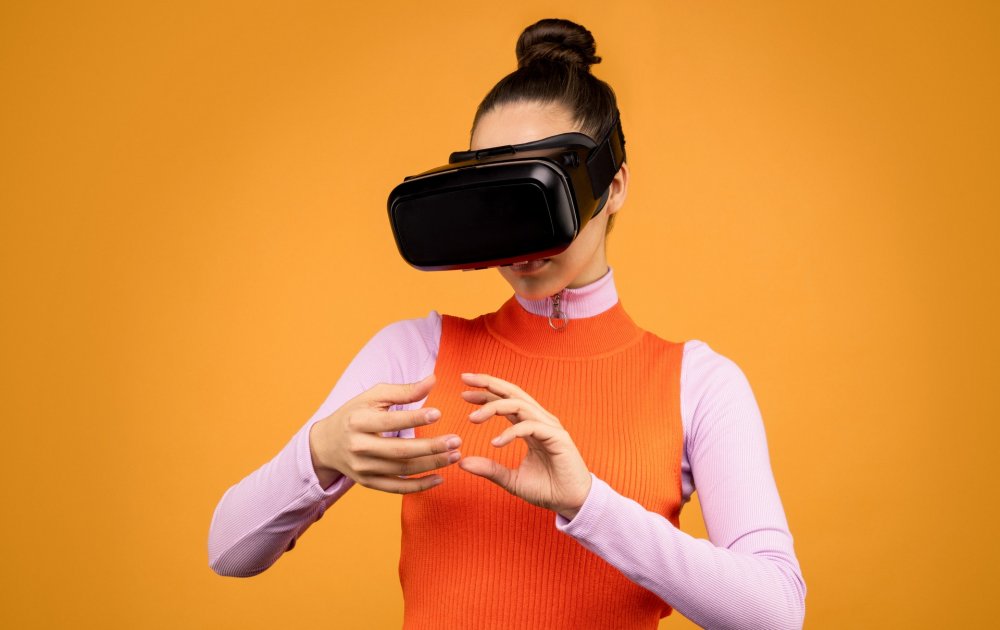 VR очки на человеке