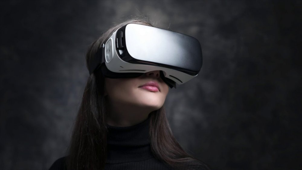 Человек в очках виртуальной реальности