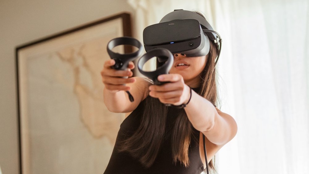 Девушка в VR шлеме