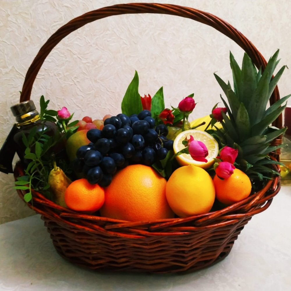 Праздничные корзины с фруктами