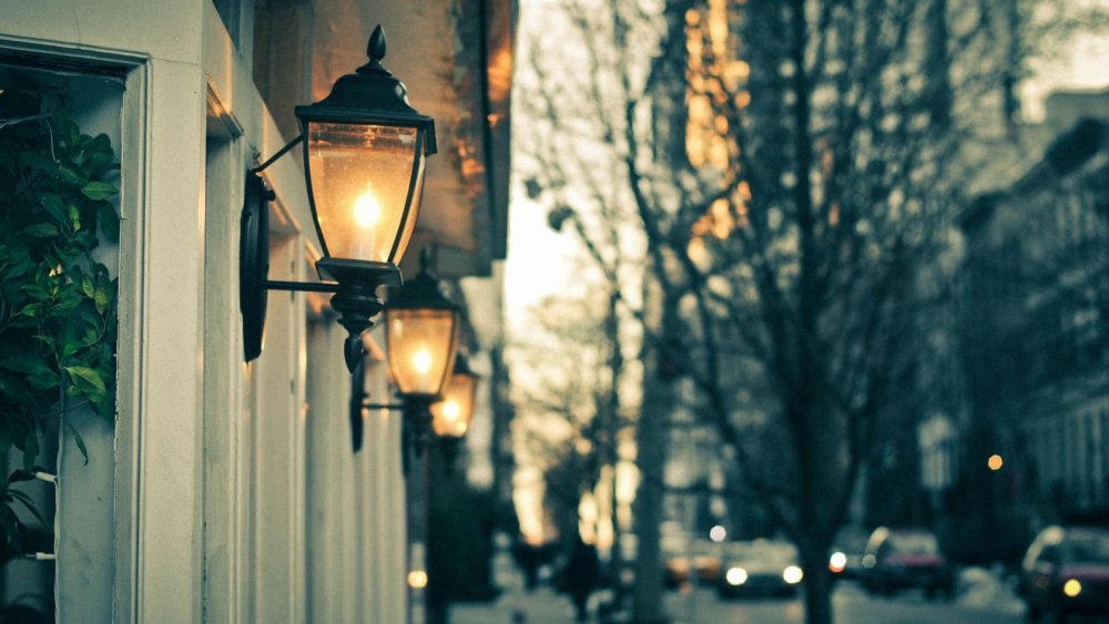 Красивый уличный фонарь