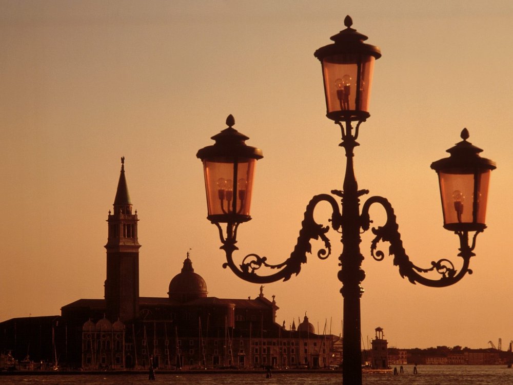 Старинные фонари на улицах городов