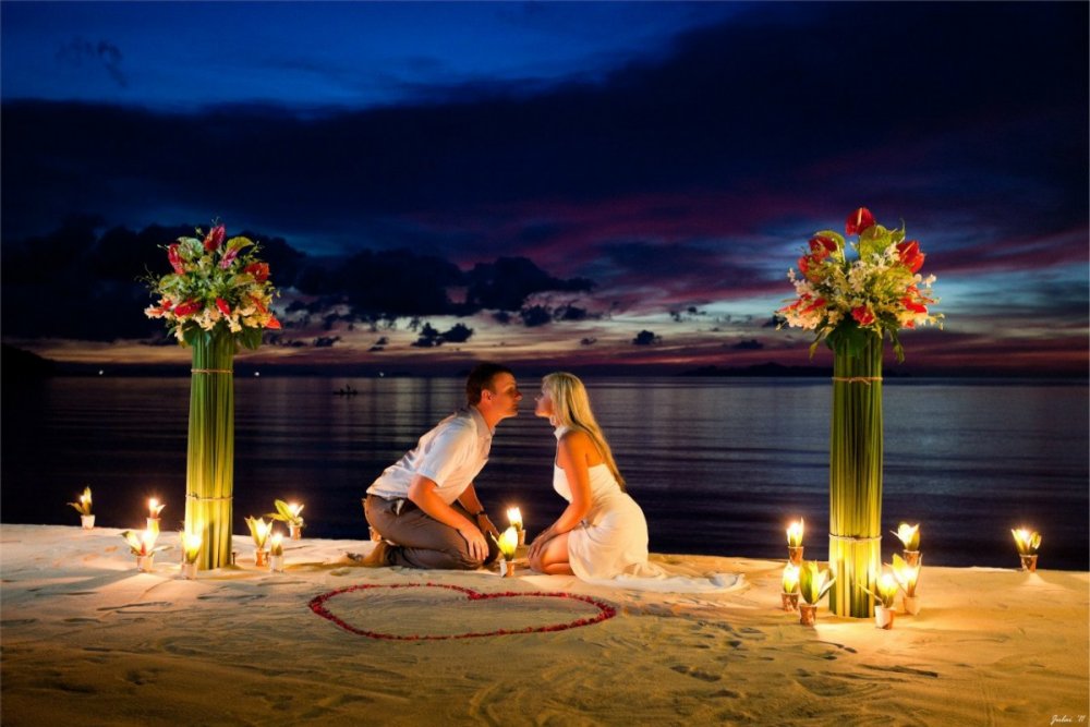 Свадьба на пляже вечером