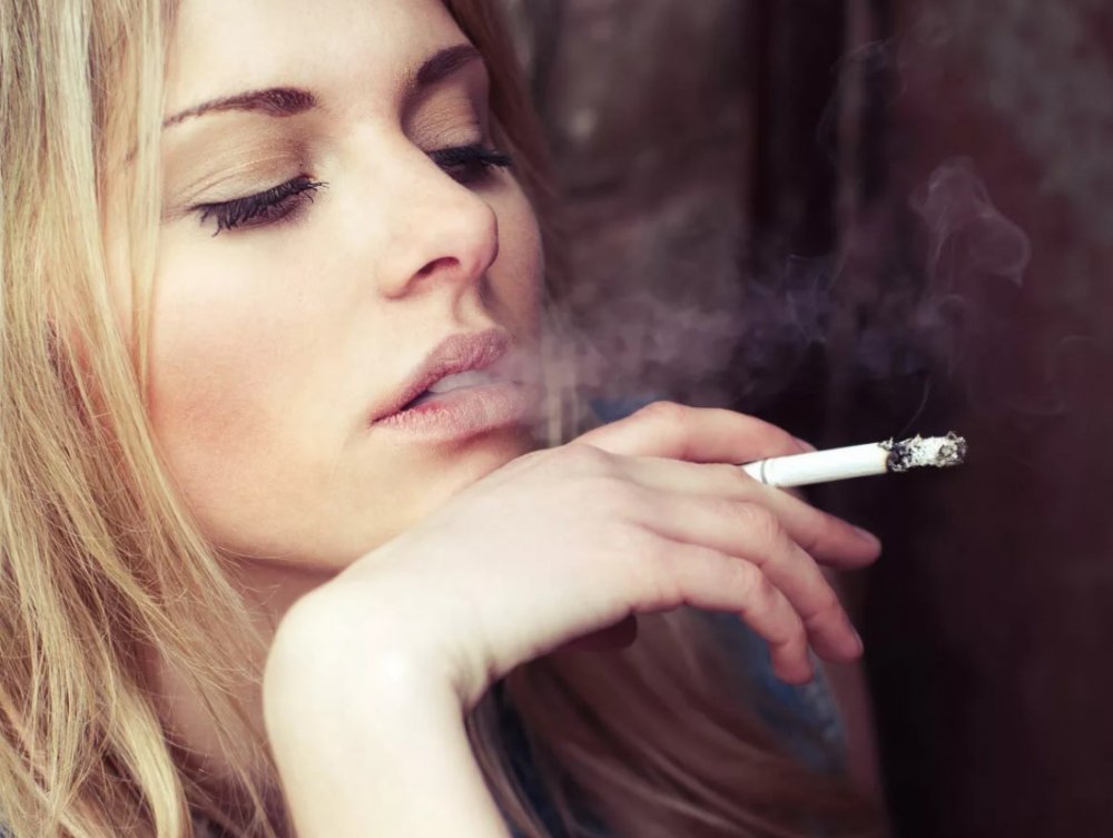 Девушки курят сигареты ашкьюди