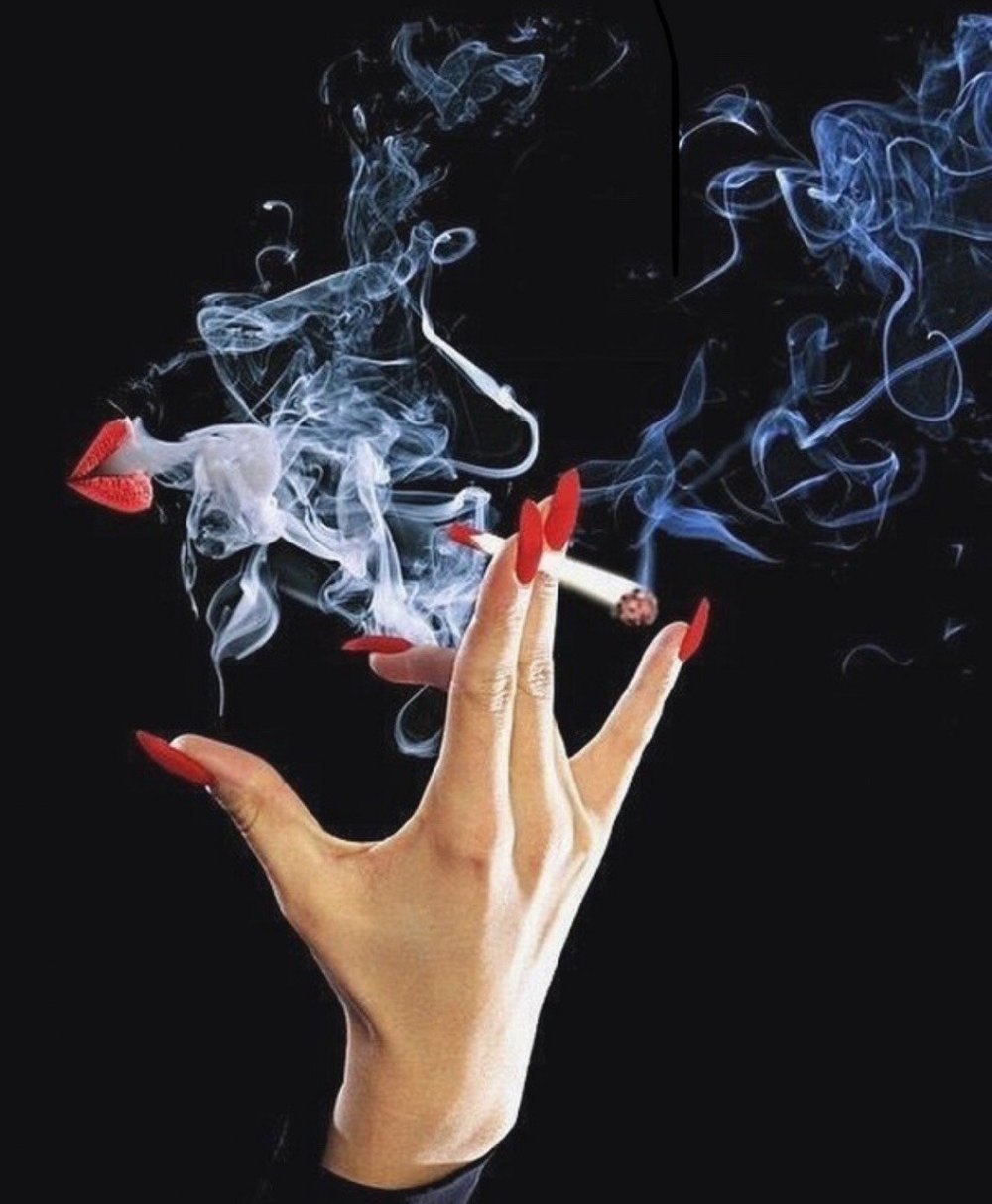 Женщина с сигаретой в руке