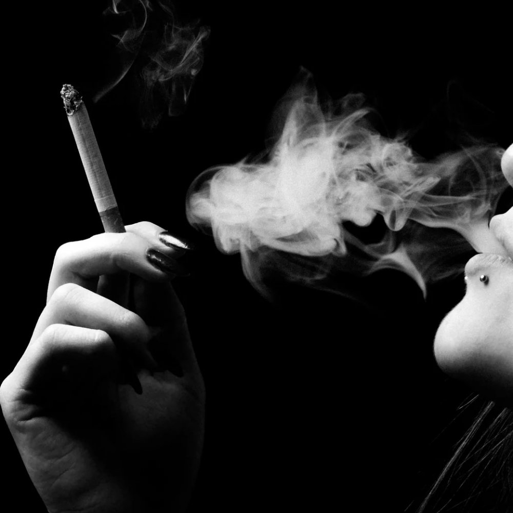 Девушка курящая сигарету
