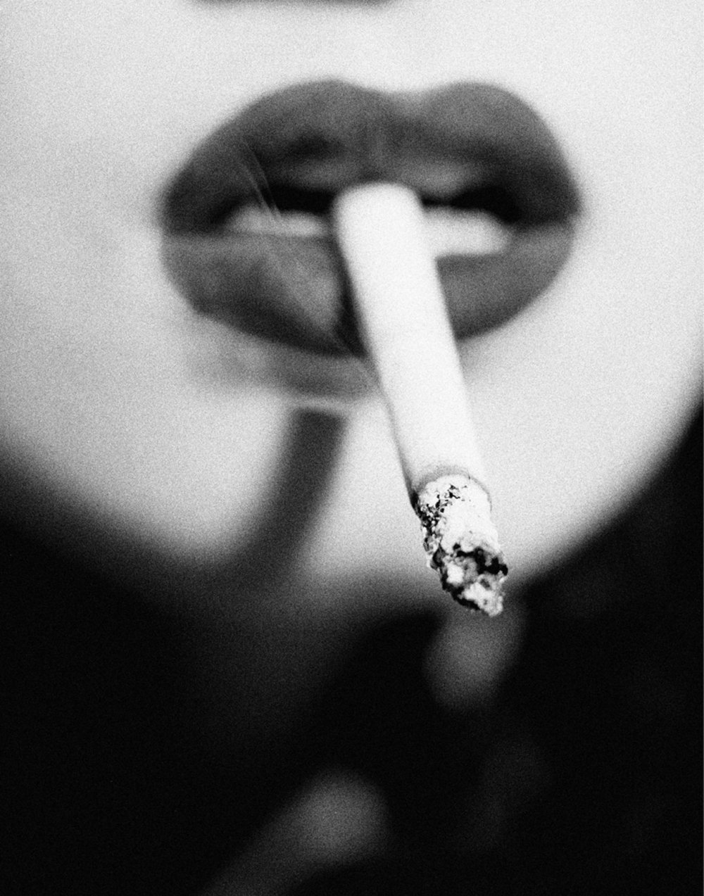 Сигарета в губах девушки