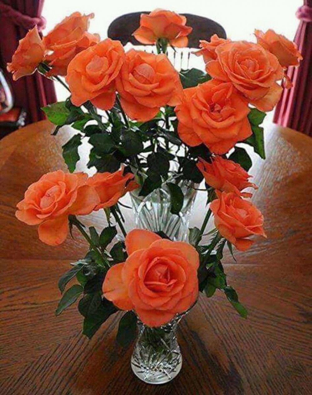 Оранжевые розы в вазе. Оранжевые розы. Оранжевые розы букет. Цветы в вазе дома.
