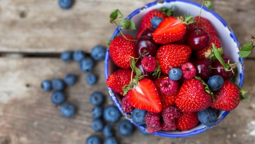 Свежие фрукты и ягоды
