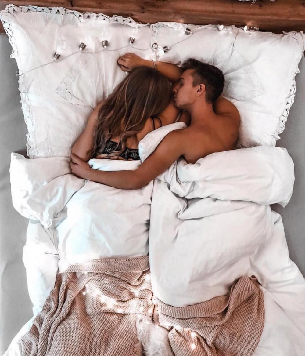 Пара обнимается в кровати