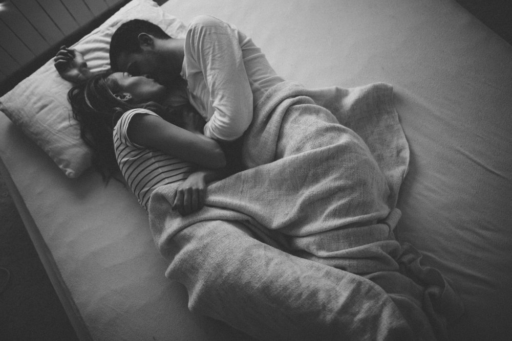 Пара спит вместе в обнимку