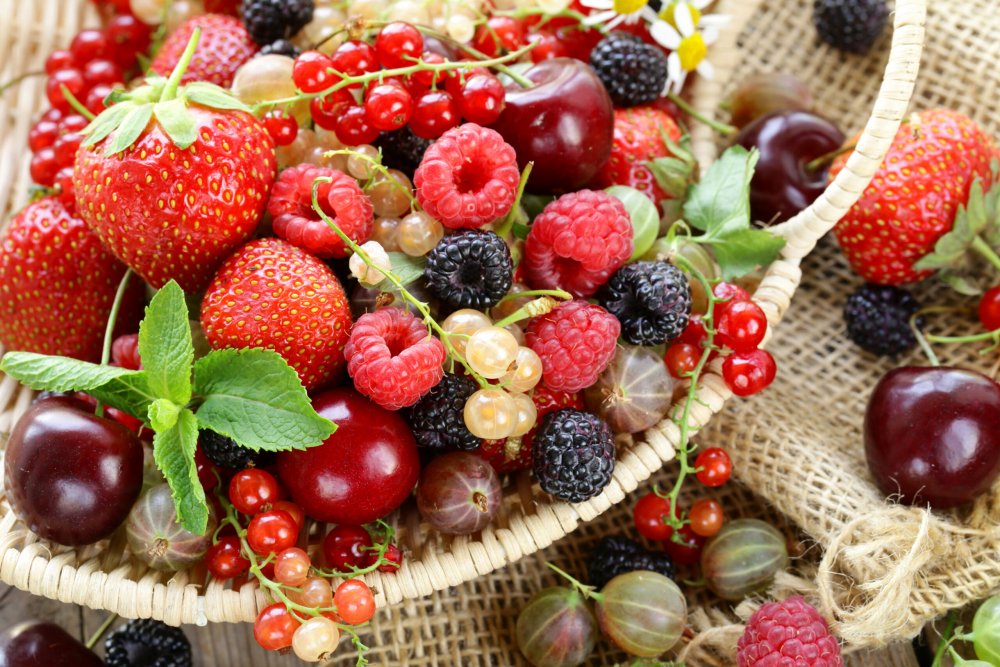Красивые фрукты и ягоды