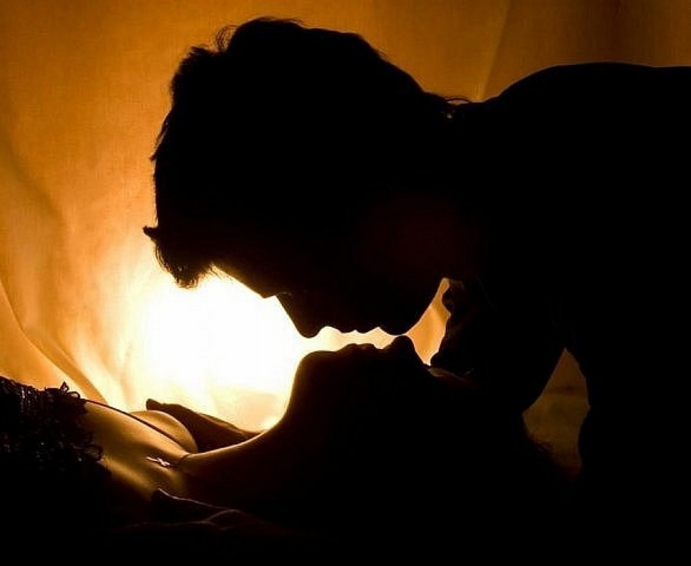 Романтичный поцелуй на ночь