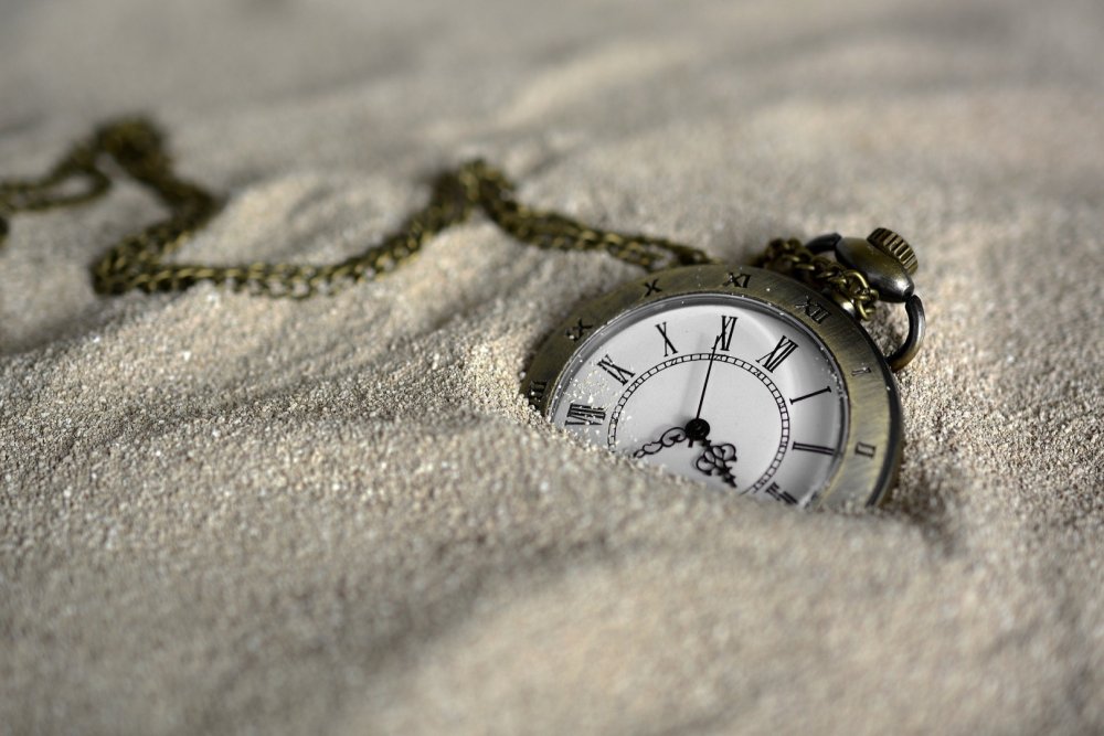 Карманные часы в песке
