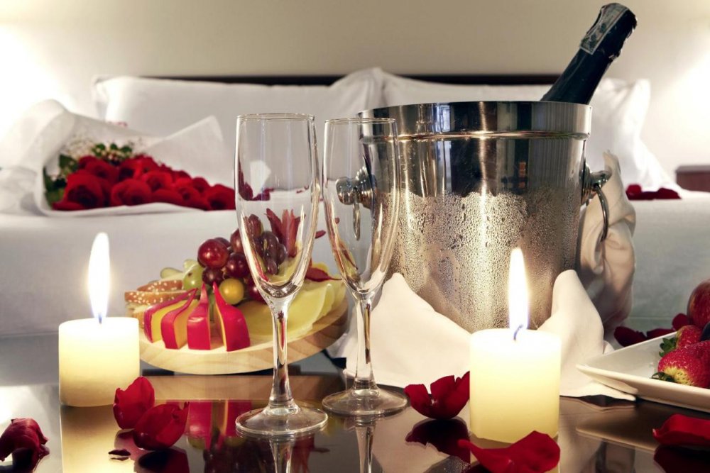 Романтик с вином и свечами