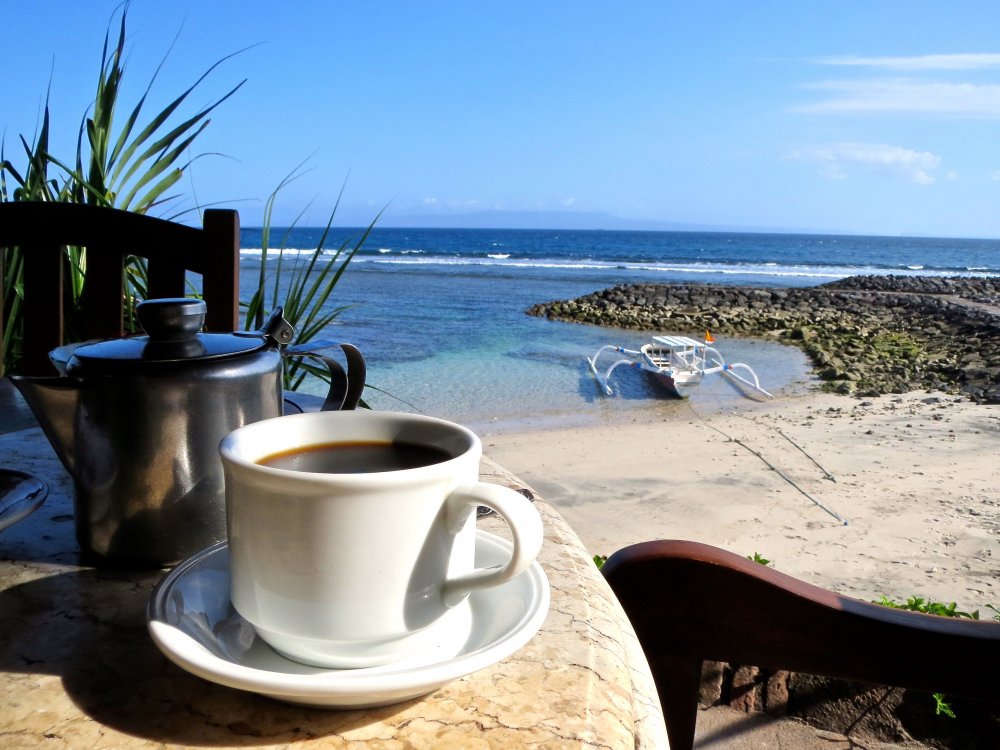 Утро на море с кофе