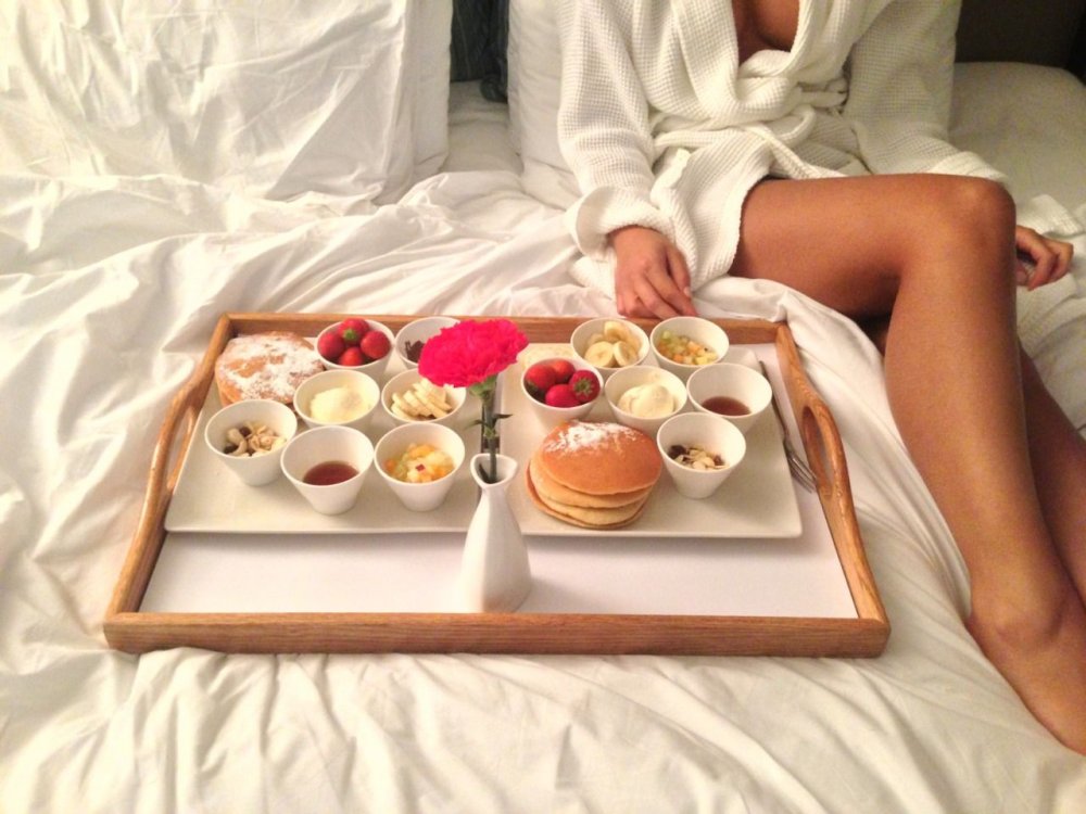 Завтрак в постель с цветами