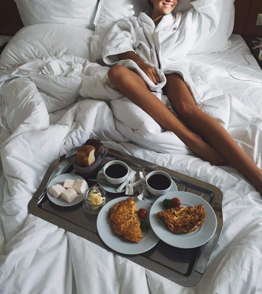 Завтрак в постель девушке