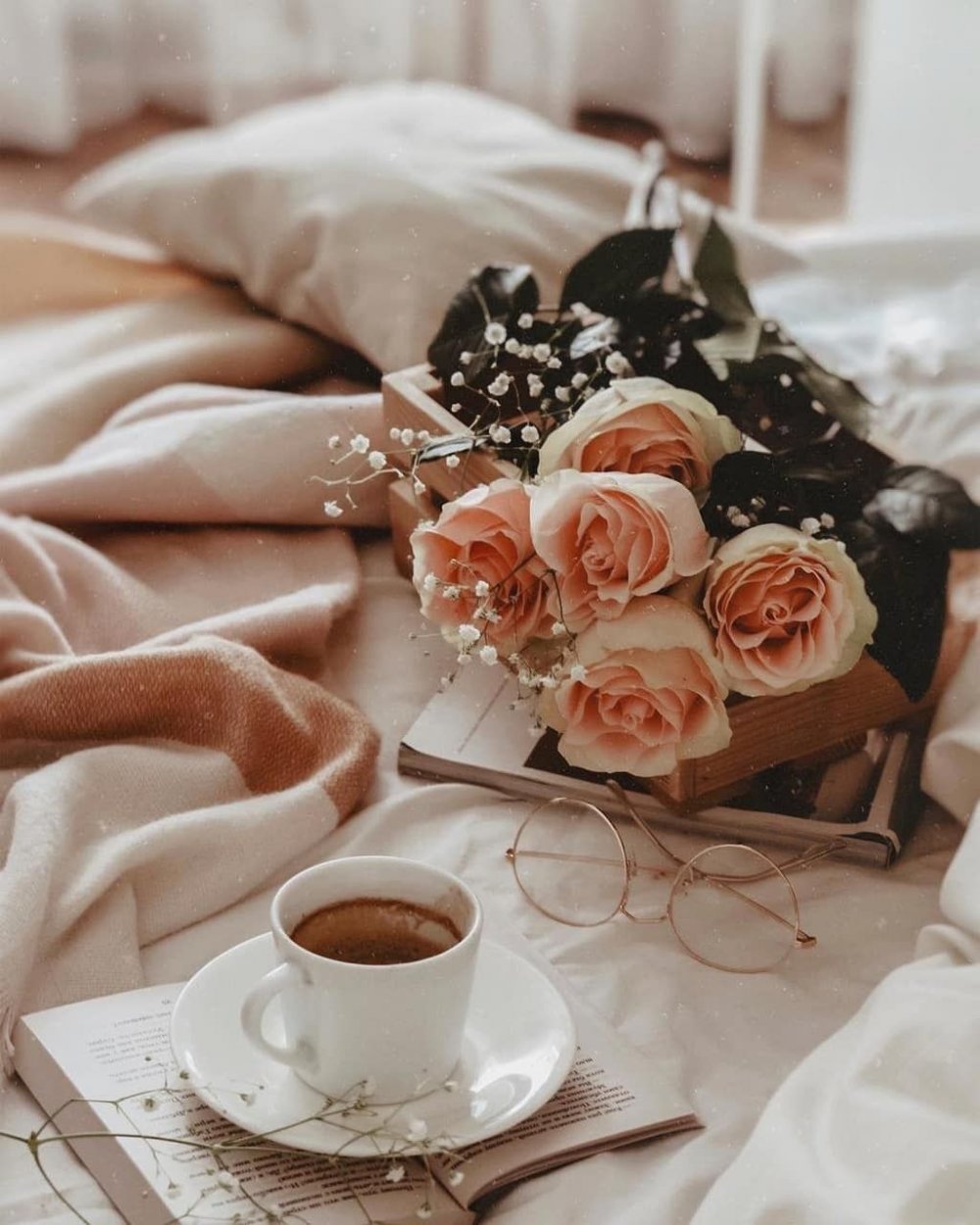 Чашка кофе и цветы в постель