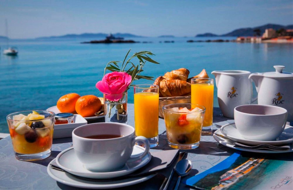 Завтрак на фоне моря