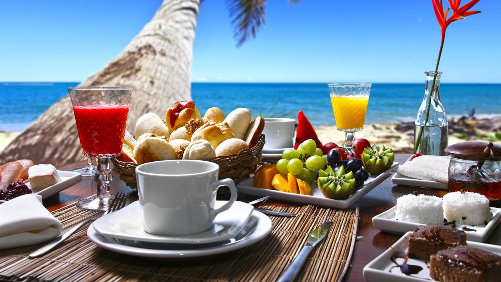 Красивый завтрак на море