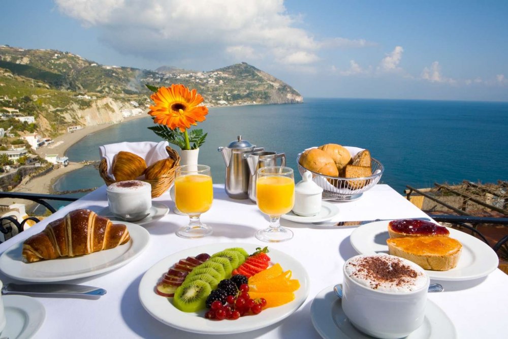 Красивый завтрак с видом