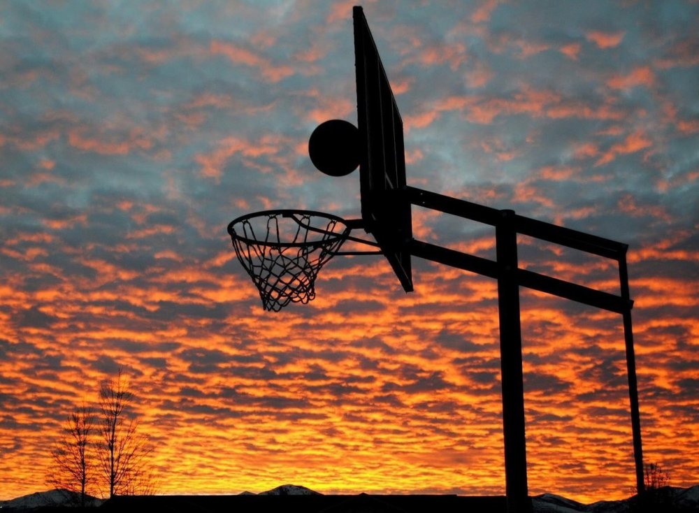Баскетбольное кольцо на закате