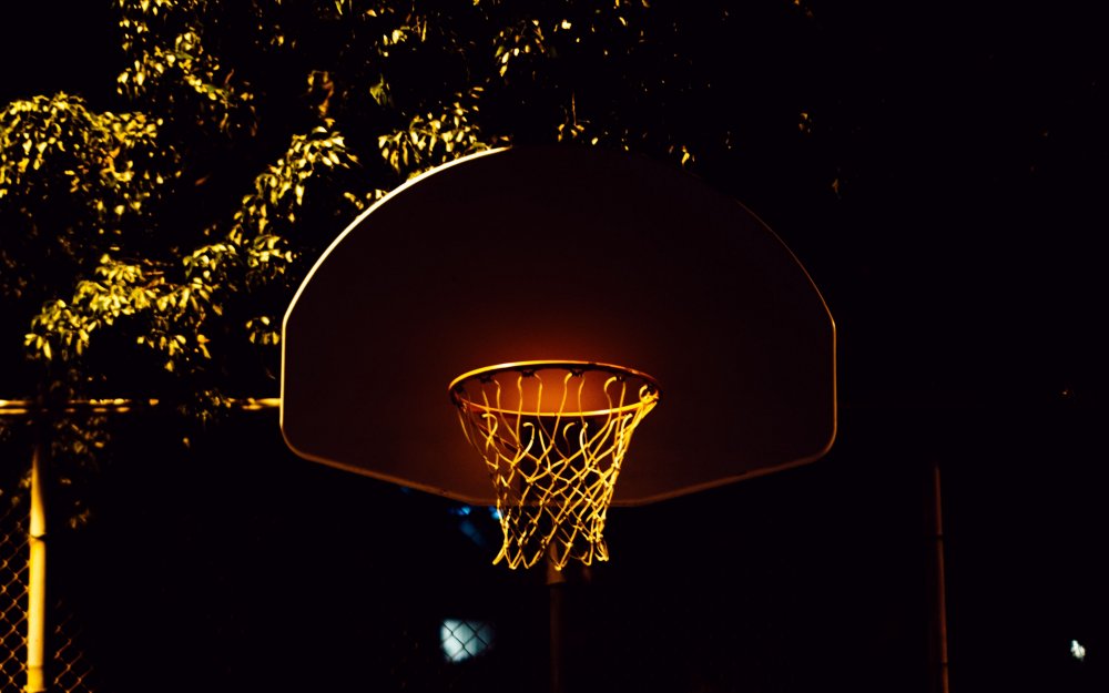 Баскетбольное кольцо ночью