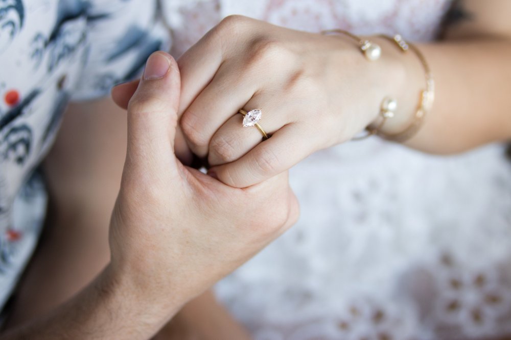 Агата Муцениеце помолвочное кольцо с бриллиантом