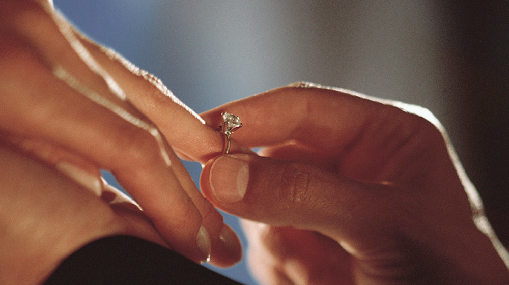Свадебные кольца на пальцах