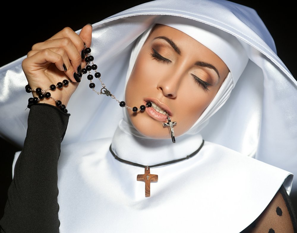 Монахиня красивая