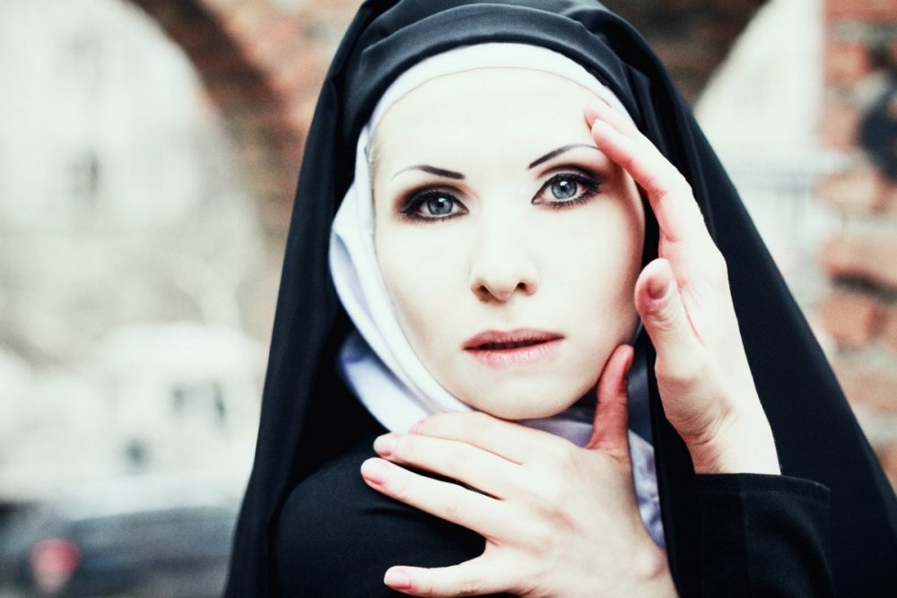 Монахиня девушка