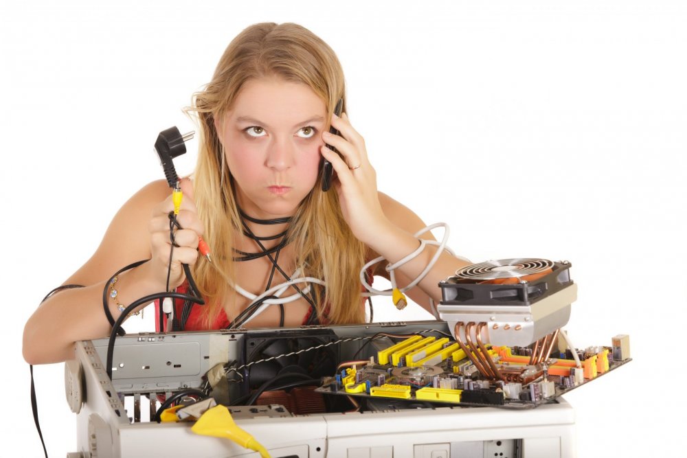 Женщина ремонтирует компьютер