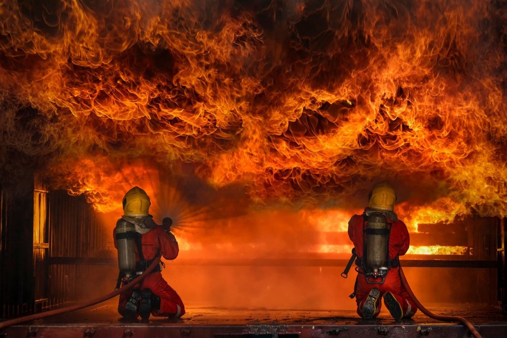 Пожарная команда тушит пожар