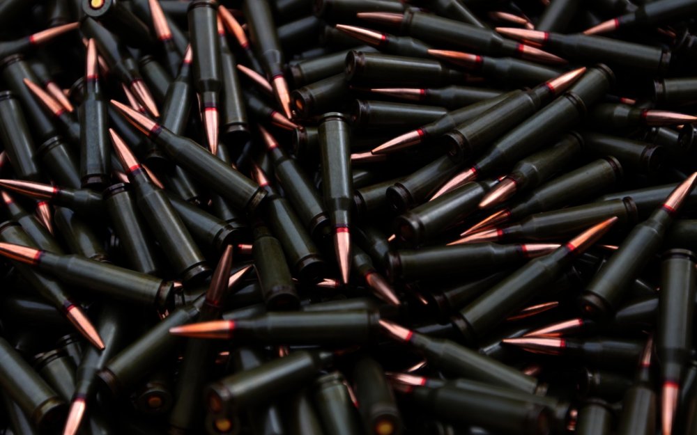 Оружие и боеприпасы на столе