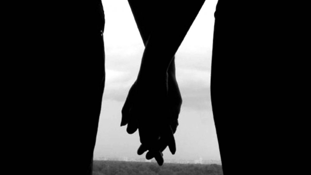Парень и девушка держатся за руки