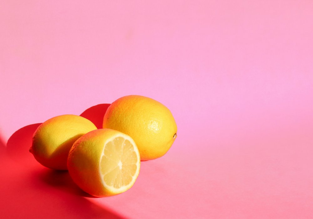 Лимон на розовом фоне