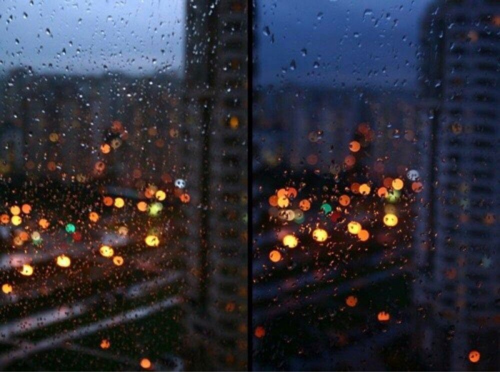 Дождливый город через окно