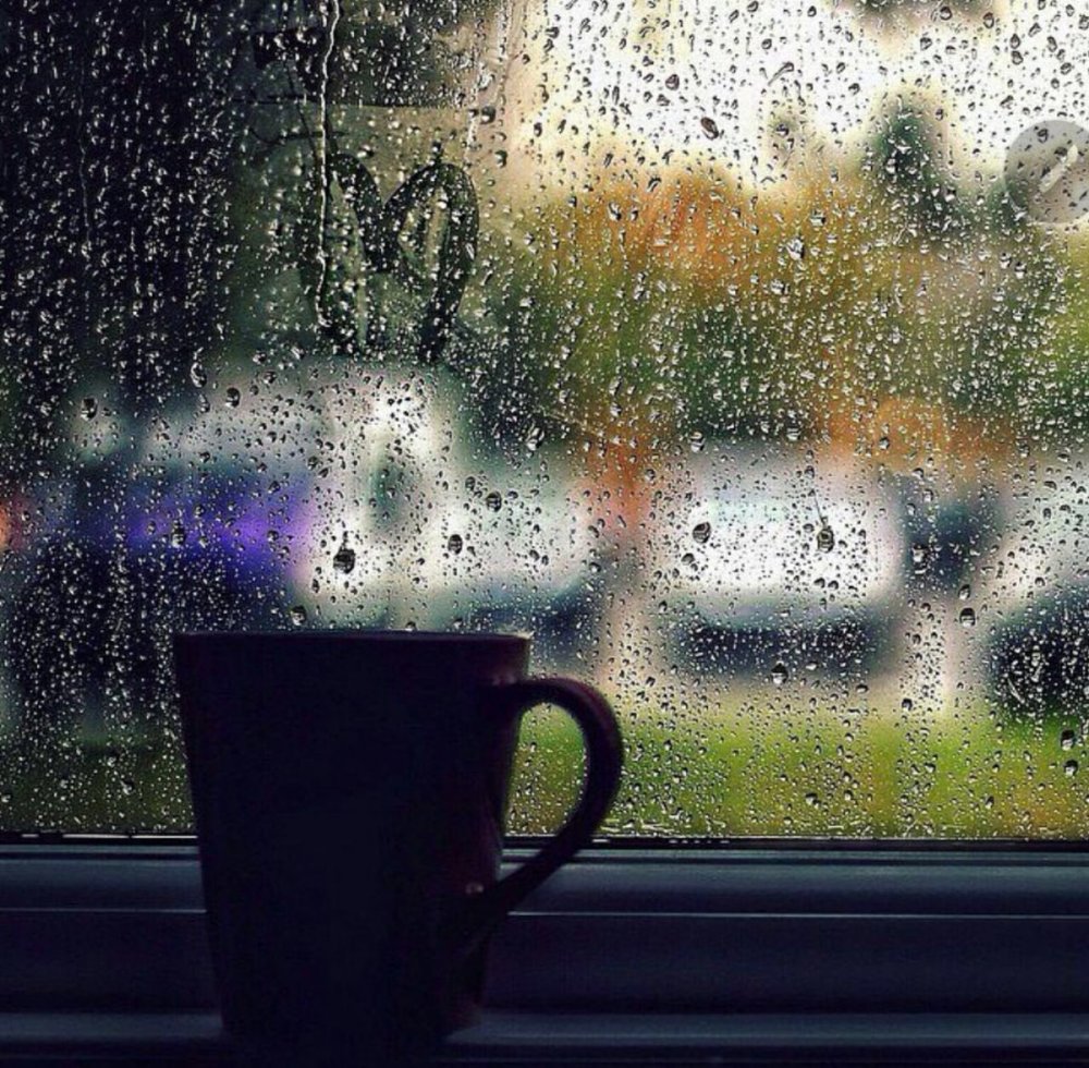 Атмосфера дождя за окном