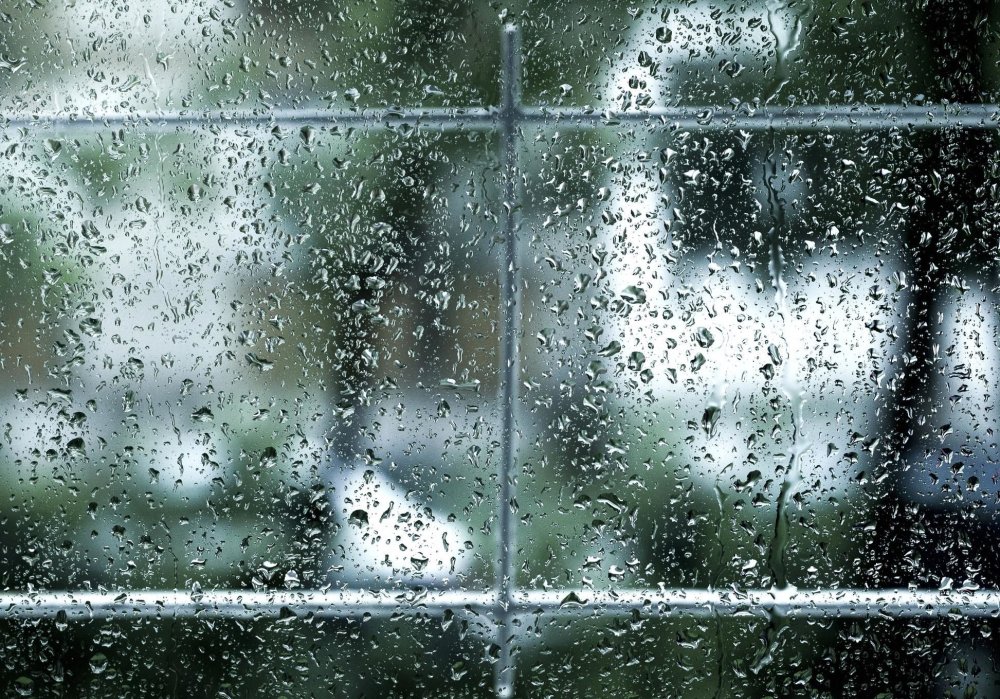 Окно с каплями дождя
