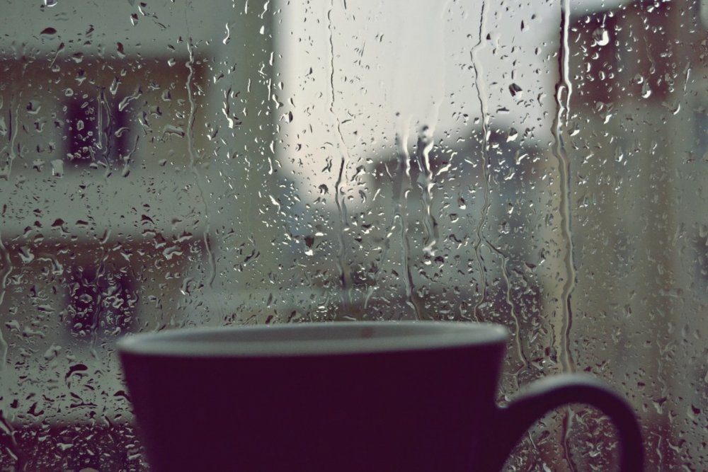 Чашка кофе и дождь за окном