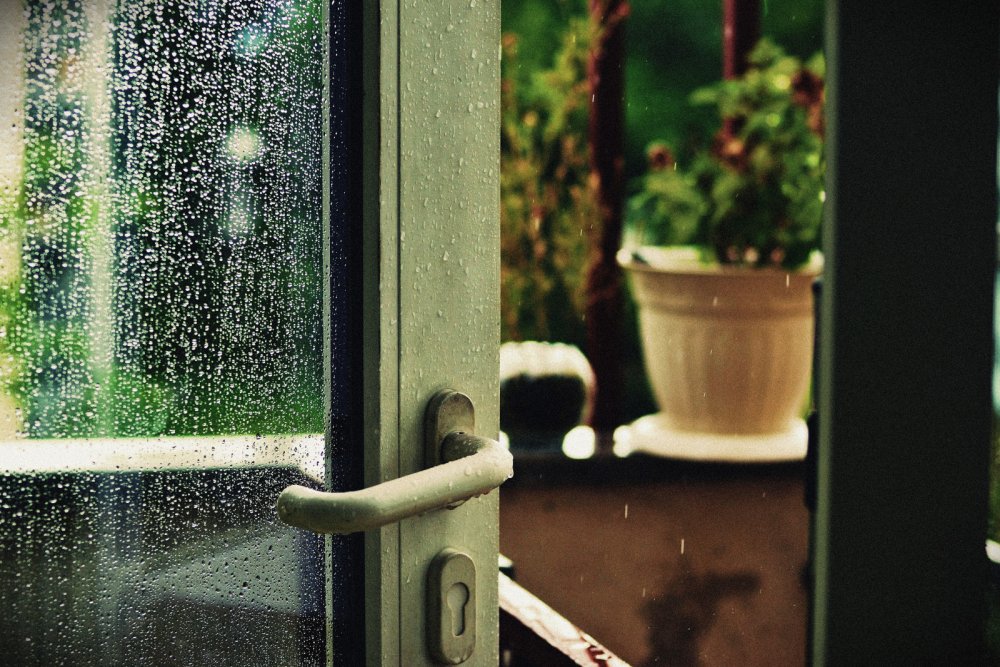 Открытое окно дождь