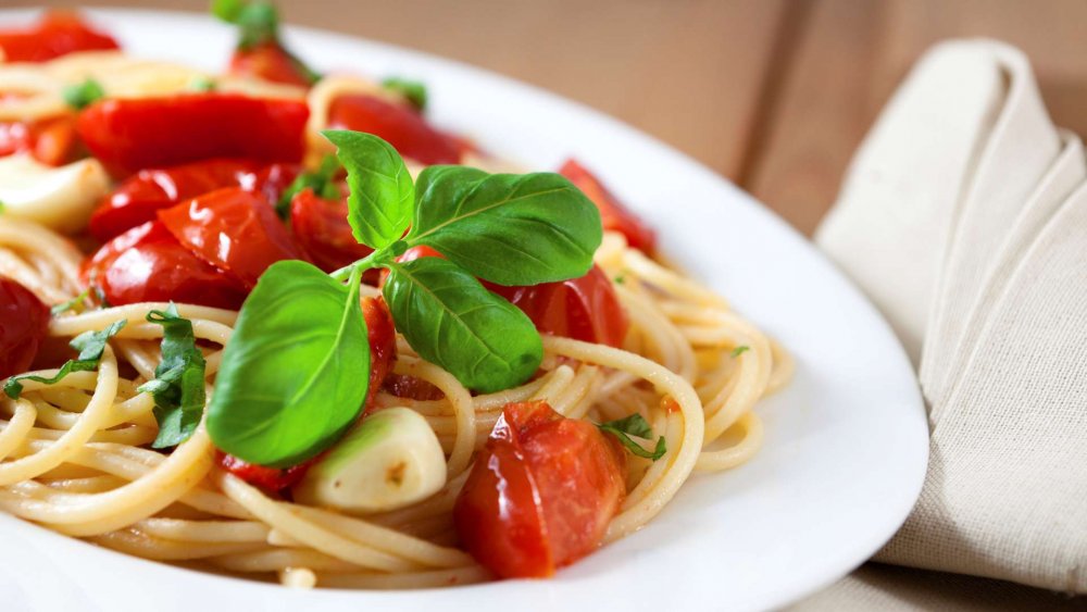 Спагетти с фетой и помидорами черри
