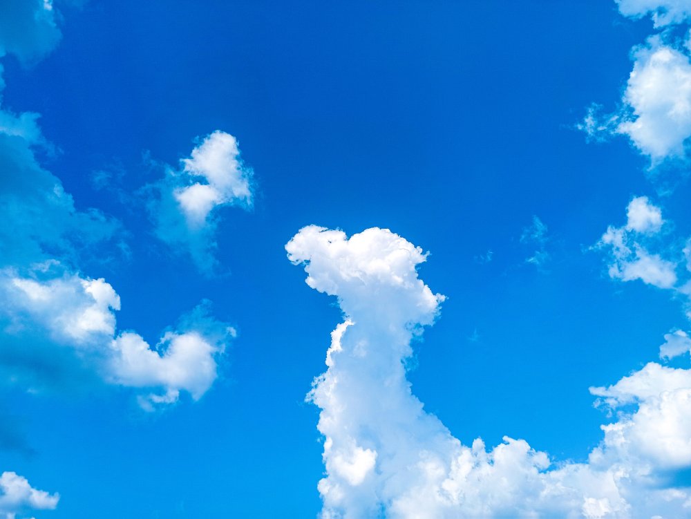 Голубое небо с белыми облаками