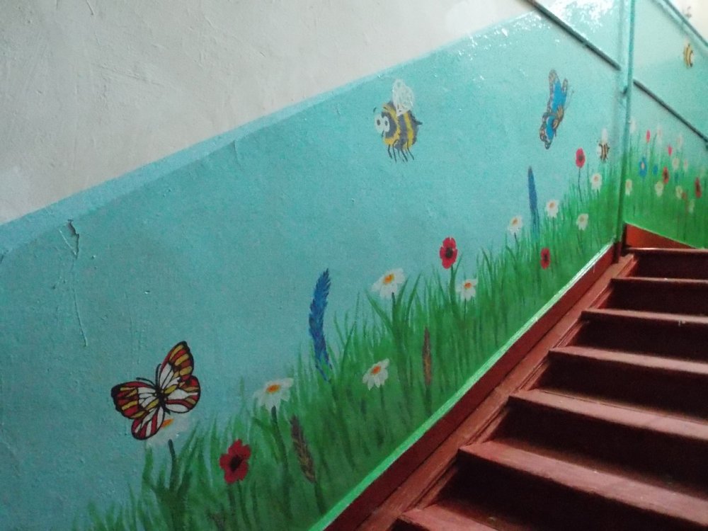 Роспись стен на лестнице