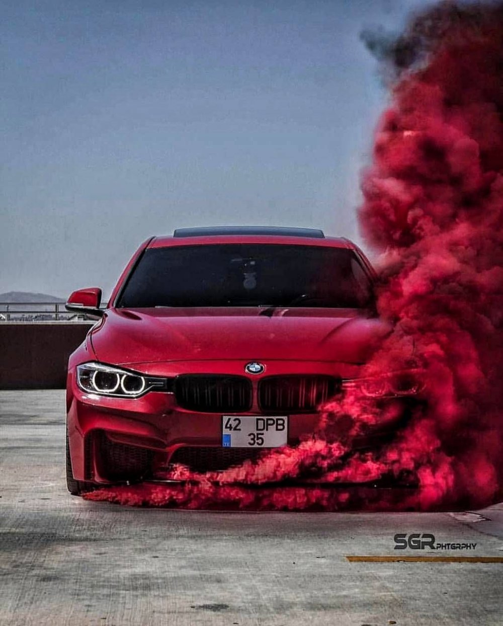 Красная машина в дыму